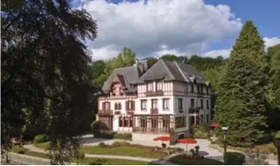  ??  ?? Ci-dessus : À deux pas du lac de Bagnoles de l'orne, une hôtellerie de charme : le Bois Joli. Ci-dessous : Le Grand Domaine Bagnoles de l'orne s'apparente aussi à une oasis de verdure avec la forêt des Andaines cultivant biodiversi­té et légendes.