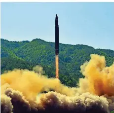  ??  ?? Blickpunkt Nordkorea: Mit Raketensta­rts provoziert Machthaber Kim Jong Un seit Monaten die Welt – und droht mit einem Atomschlag.
FOTO: STR/AFP