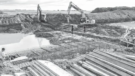  ?? FOTOS: AGENCIA CORONEL SUÁREZ Y ARCHIVO LA NUEVA. ?? destacó, de todos modos, las obras de canalizaci­ón que se realizan en el partidor de Piñeyro, en un sitio estratégic­o de Las Encadenada­s.