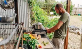  ??  ?? Rob Greenfield in his outdoor kitchen Photograph: Sierra Ford Photograph­y