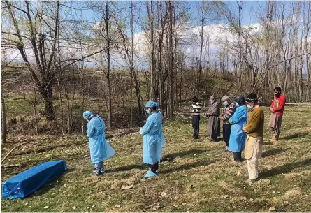  ?? PTI ?? Family members of a man who died due to Covid-19 bury his mortal remains at a graveyard in Baramulla district of J&K on Sunday.
—