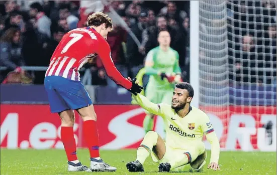  ?? PAUL HANNA / REUTERS ?? Griezmann ayuda a levantarse a Rafinha, que en ese momento ya se había producido la lesión y seguiría jugando hasta el final