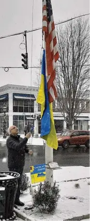  ?? Moki Kokoris/Contribute­d photo ?? Ridgefield First Selectman Rudy Marconi raising a new flag in front of Town Hall on Saturday.