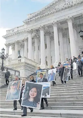  ?? BLOOMBERG ?? Protesta. Senadores demócratas, con fotos de los afectados.