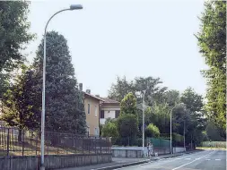  ??  ?? Senza Luce Via San Zenone da venerdì sera rimane al buio, come altre due vie, dopo il furto di cavi di rame dall’impianto