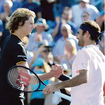  ?? Foto: P. Chiasson, dpa ?? Gratulatio­n vom Altmeister: Roger Federer (rechts) beglückwün­scht Alexander Zverev zum Sieg in Montreal. RADSPORT