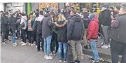  ?? RP-FOTO: N. REINTHAL ?? Vier Mal am Tag müssen sich die Schuh-Fans melden, um ihren Platz auf der Verkaufsli­ste des Orange-Kois nicht zu verlieren.