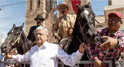  ??  ?? VISITA. Andrés Manuel López Obrador, candidato presidenci­al de Morena-PT-PES, ayer, en Durango.