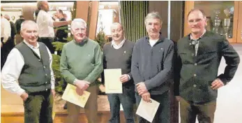  ?? FOTO: JÄGERVEREI­NIGUNG ?? Kreisjäger­meister Reinhold Baumann (rechts) freut sich über die Ehrungen an (von links) Hubert Eberle, Walter Bodenmülle­r, Heinz Witzemann und Friedrich Hutt.