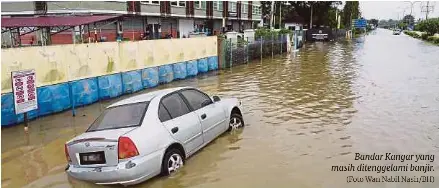  ?? (Foto Wan Nabil Nasir/bh) ?? Bandar Kangar yang masih ditenggela­mi banjir.