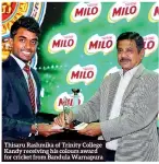  ??  ?? Thisaru Rashmika of Trinity College Kandy receiving his colours award for cricket from Bandula Warnapura