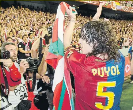  ?? FOTO: PERE PUNTÍ ?? Reconocido Puyol porta una ikurriña y aplaude a la afición rojiblanca tras la victoria frente a los leones en la final de Mestalla de 2009