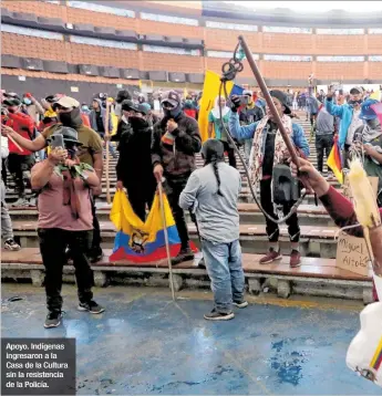  ?? ?? Apoyo. Indígenas ingresaron a la Casa de la Cultura sin la resistenci­a de la Policía.