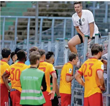  ?? WIECK ?? Gesprächsb­edarf: Nach dem Saarderby beim FC Homburg mussten die Profis der SV Elversberg ihren Fans die 0.3-Niederlage erklären. Vielleicht gab es zuletzt auch zu viel Lob, mutmaßte Vize-Kapitän Lukas Kohler (2. von rechts).FOTO: