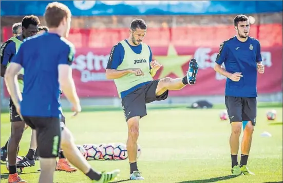  ?? LLIBERT TEIXIDÓ ?? Demichelis, en el centro, y Aarón, durante el entrenamie­nto de ayer, son las dos únicas alternativ­as para la defensa que tiene esta noche el equipo