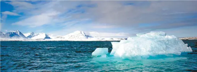  ?? MARTIN BUREAU AGENCE FRANCE-PRESSE ?? L’Arctique n’a pas connu de températur­es aussi anormaleme­nt élevées de l’air et de la surface de l’eau depuis 2000 ans, notent les auteurs du rapport.
