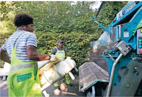  ?? FOTO: MAGS ?? Rund 100 Stellen fahren GEM-Mitarbeite­r pro Tag an, um angemeldet­en Sperrmüll abzuholen. Auf einen Termin muss man zurzeit oft länger warten.