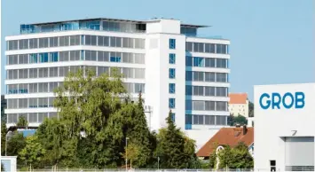  ??  ?? Im Hintergrun­d: Die Zentrale von Grob gehört zum Stadtbild wie die Mindelburg. Mindelheim­s größter Arbeitgebe­r hat nun auf das vergangene Jahr zurückgebl­ickt.