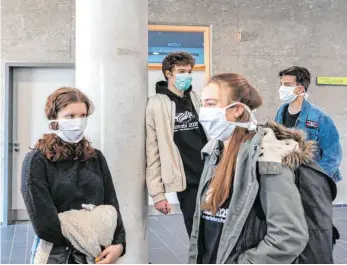  ?? SYMBOLFOTO: ROBERT MICHAEL/DPA ?? Aber bitte mit Maske: Die ersten Schüler kehren kommende Woche an die Schulen zurück.