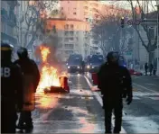  ??  ?? Boulevard de Strasbourg, des individus ont mis le feu à des barrières de chantier.