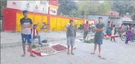  ?? PAWAN DIXIT /HT ?? Raja Singh, Sashank and Rahul (right to left), the three teenagers of Indora Bazaar try to enforce ‘social distancing’ every evening in the market, in Lucknow.