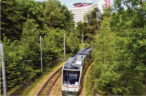  ?? Foto: Marcus Merk ?? Eine Wendeschle­ife für die Linie 5 an der Westheimer Straße statt direkt am Klinikum können sich Neusässer gut vorstellen.