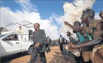  ?? STEFANO RELLANDINI / POOL / EFE ?? Francisco se dirige al encuentro con 150.000 jóvenes en el extrarradi­o de Kampala, capital de Uganda