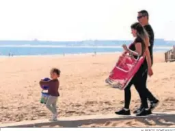  ?? ALBERTO DOMÍNGUEZ ?? Una niña pequeña se adentra por la pasarela de la playa.