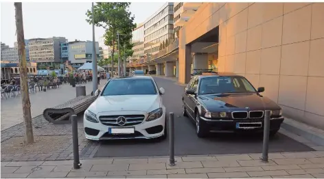  ?? FOTO: FLÄSCHNER/ADFC ?? Autos dürfen den Weg unterhalb der Promenade nur nutzen, um in die Tiefgarage zu fahren. Sein Auto so abzustelle­n, ist verboten.