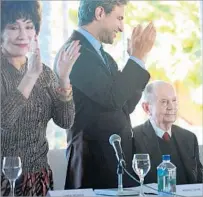  ?? Christina House For The Times ?? ART COLLECTOR Andrew Jerrold Perenchio in 2014 gets a standing ovation at a LACMA news conference to announce his bequest of artwork.