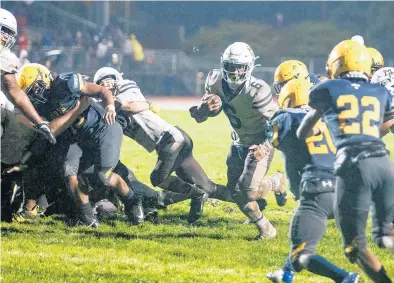  ?? VINCENT D. JOHNSON/DAILY SOUTHTOWN ?? Mount Carmel’s Darrion Dupree finds a hole on his way to scoring a touchdown against Thornwood during a Class 7A first-round playoff game on Friday night.