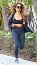  ??  ?? KAT GRAHAM, 28, Schauspiel­erin und Sängerin Wenn sie nicht im Fitnessstu­dio schwitzt, powert sie sich beim Joggen so richtig aus. Regelmäßig­er Sport gehört für den „Vampire Diaries“Star einfach dazu