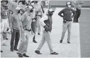  ?? CHARLES TRAINOR JR. ctrainor@miamiheral­d.com ?? Dolphins coach Brian Flores, center, watches the action from the sidelines against the Chiefs on Sunday.