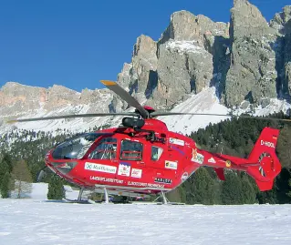  ??  ?? In azione L’elicottero di soccorso dell’Aiut Alpin Dolomites