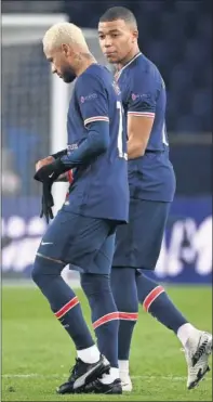  ??  ?? Mbappé y Neymar hablan tras un partido del PSG.