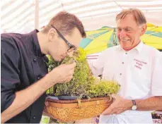  ?? FOTO: OLAF WINKLER ?? Erstmals gemeinsam auf dem Wochenmark­t beim Einkauf für die Käseschule: Der Wirt des Lindenberg­er Hofs, Christian Grunert (links) und Heinz Reischmann von der Käseschule Allgäu.