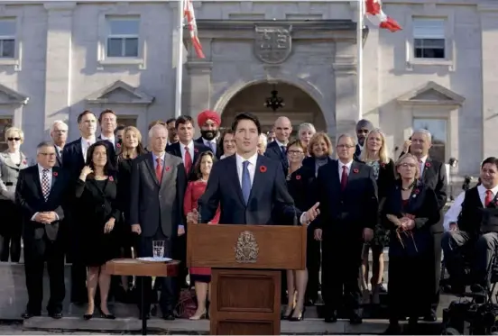 ??  ?? Le 4 novembre 2015, le nouveau Premier ministre présente son gouverneme­nt : diversité et respect strict de la parité hommes-femmes.