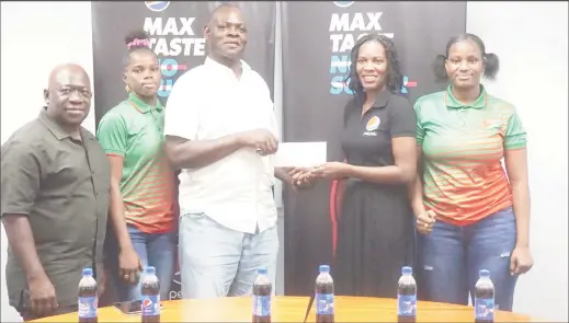  ?? ?? Technical Director of the GBA, Terrence Poole MS, received the sponsorshi­p for the GBA from Schemel Patrick, Brand Communicat­ions Manager of DDL as GBA’s Assistant Secretary/Treasurer, Seon Bristol and boxers, Alesha and Abiola Jackman look on. (Emmerson Campbell photo)