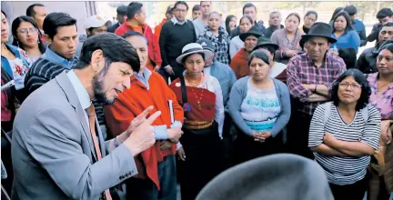  ?? ANGELO CHAMBA / EXPRESO ?? Campaña. El asambleíst­a Israel Cruz vive su cuarto de hora de popularida­d con sus votantes, las masas chimborace­nses que acudieron ayer al Pleno.