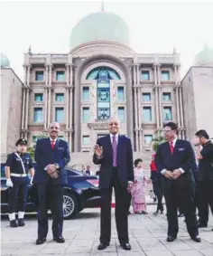  ??  ?? Mahathir is flanked by Chief Secretary to the Government Tan Sri Ali Hamsa (left) and Public Service Department Director-General Tan Sri Rahim Seman at Perdana Putra in Putrajaya yesterday.