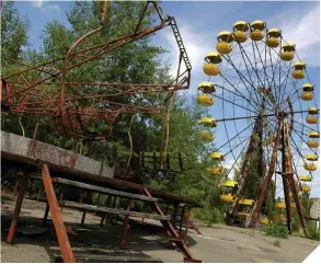  ??  ?? Bajo estas líneas, la noria del parque de atraccione­s de Prípiat, uno de los iconos de la localidad.