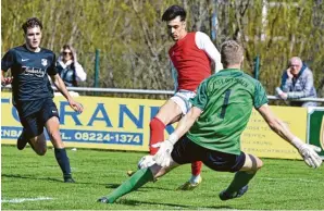  ?? Fotos: Ernst Mayer ?? 18 Tore erzielte der Thannhause­r Ibrahim Capar in dieser Kreisliga-Runde. Auch an Offingens Torwart Patrick Wild kam er vorbei – allerdings nicht in dieser Szene.