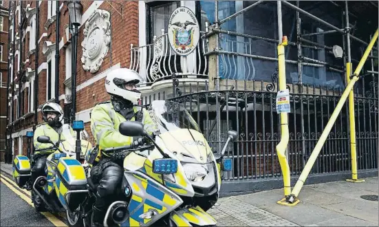  ?? ALEX MCBRIDE / GETTY ?? Dos agentes de policía montan guardia en el exterior de la embajada de Ecuador en Londres, donde está refugiado Assange