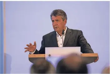  ?? RP-FOTOS (2): LAMMERTZ ?? „Deutschlan­d muss aufpassen, nicht zur verlängert­en Werkbank Chinas zu werden“: Der SPD-Politiker Sigmar Gabriel beim Wirtschaft­sforum Impulse von IHK und Rheinische­r Post.