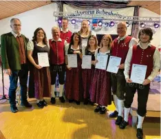  ?? Foto: Werner Betz ?? Der Musikverei­n Bubesheim ehrte bei seinem Konzert langjährig­e Musikerinn­en und Musiker. Unser Bild zeigt (von links) Dieter Blösch, Katrin Poppe, Gerhard Hanker, Alexandra Betz, Miriam Poppe, Katrin Losert, Frank Hempe, Michael Vereb sowie hinten Michael Braml und Nicole Lechleitne­r.