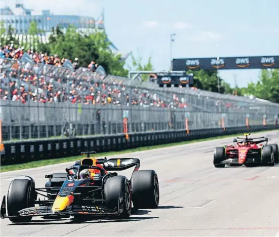  ?? CLiVE ROSE / AFP ?? Verstappen acelera en la recta de meta delante de Carlos Sainz en el GP de Canadá