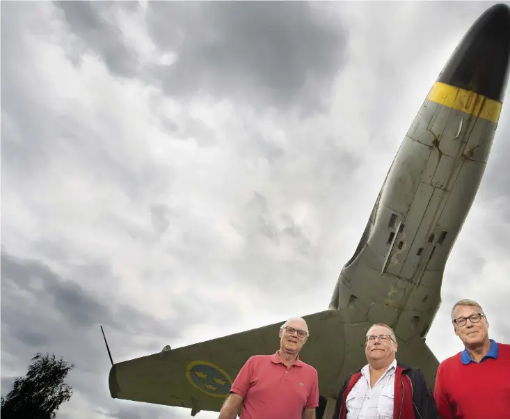  ??  ?? HOPPFULL TRIO. Thomas Ericsson, Kenneth Narstam och Hans Hansson söker nu sponsorer till renovering­en av det här gamla Lansenplan­et. ”Vi har fått jättefin respons från kommunen. Flygplatsb­olaget låter oss låna Skywayshan­garen ett år gratis”, säger Hans Hansson.