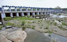  ?? ?? A view of the drying Moolathara regulator in Palakkad district, which is part of the Parambikul­am-Aliyar Project.