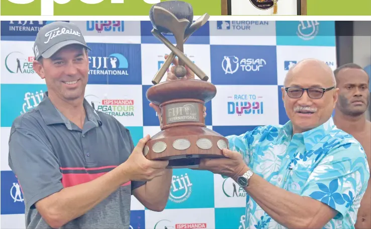  ?? Photo: Waisea Nasokia ?? Australian Jason Norris receives the Fiji Internatio­nal trophy from President Major-General (Ret’d) Jioji Konrote at the Natadola Bay Championsh­ip Golf Course on August 20, 2017.