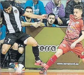  ?? FOTO: LNFS ?? Javi Rodríguez, jugador del Levante UD FS, ante Xuxa, de ElPozo Murcia